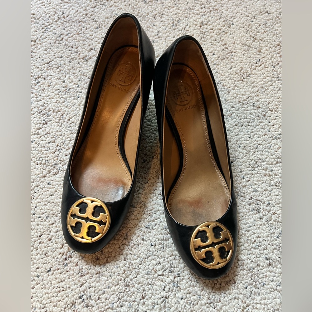 Tory Burch Sally Blk Leather Wedges with Gold T Logo Sz 5